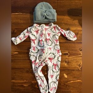 2-way zip, ruffle butt festive wreath onesie. Newborn.  Christmas baby outfit.
